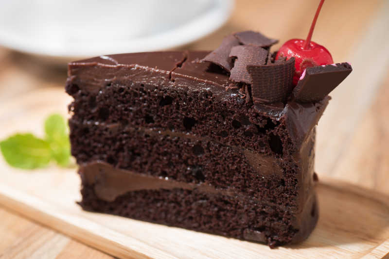 巧克力蛋糕切片特写镜头