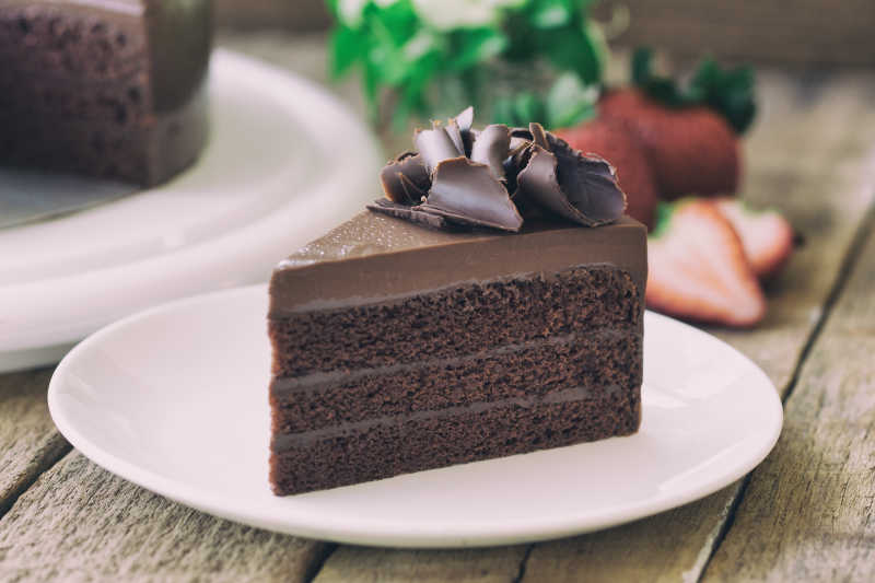 用巧克力卷曲装饰的巧克力软糖蛋糕