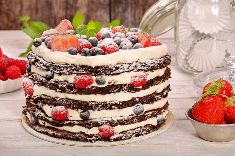 白色的奶油和新鲜水果组成的美味蛋糕