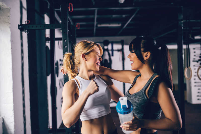两个女性朋友在健身房聊天