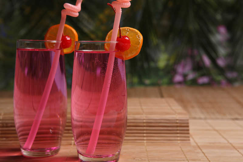两杯粉红色饮料