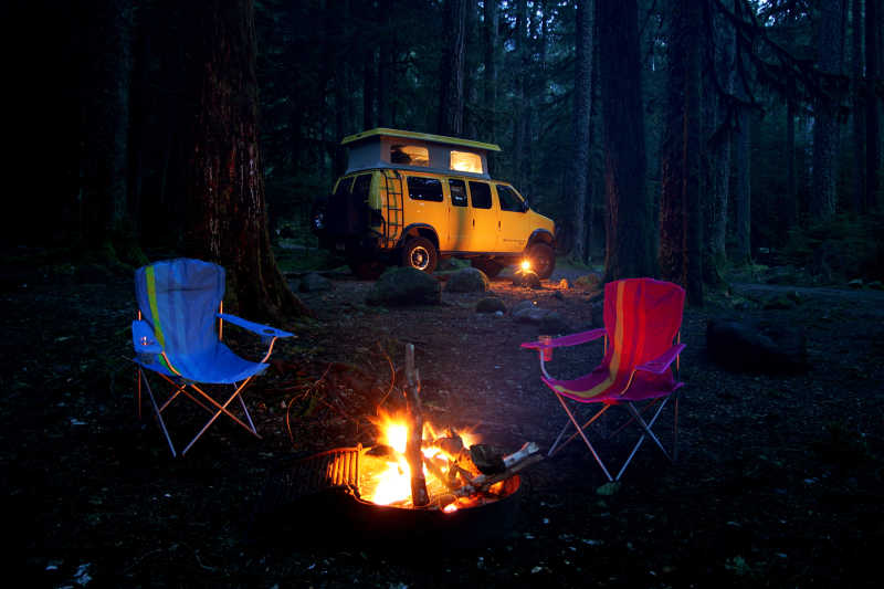 野外露营里的汽车椅子和篝火