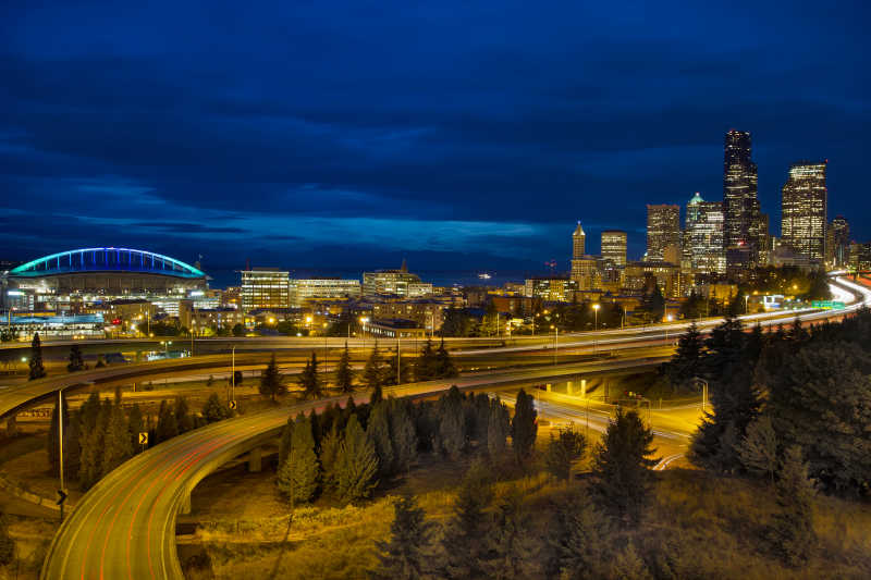 西雅图市中心的天际线和高速公路霓虹灯