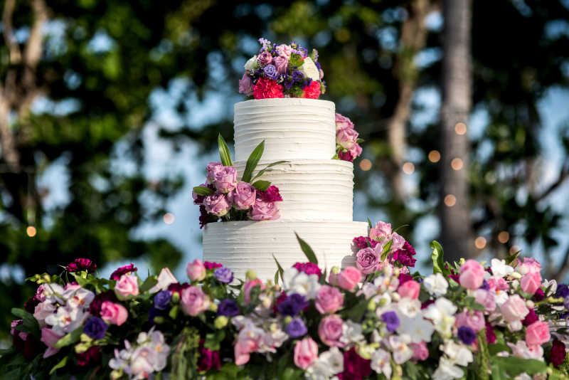 白色婚礼蛋糕和玫瑰花装饰