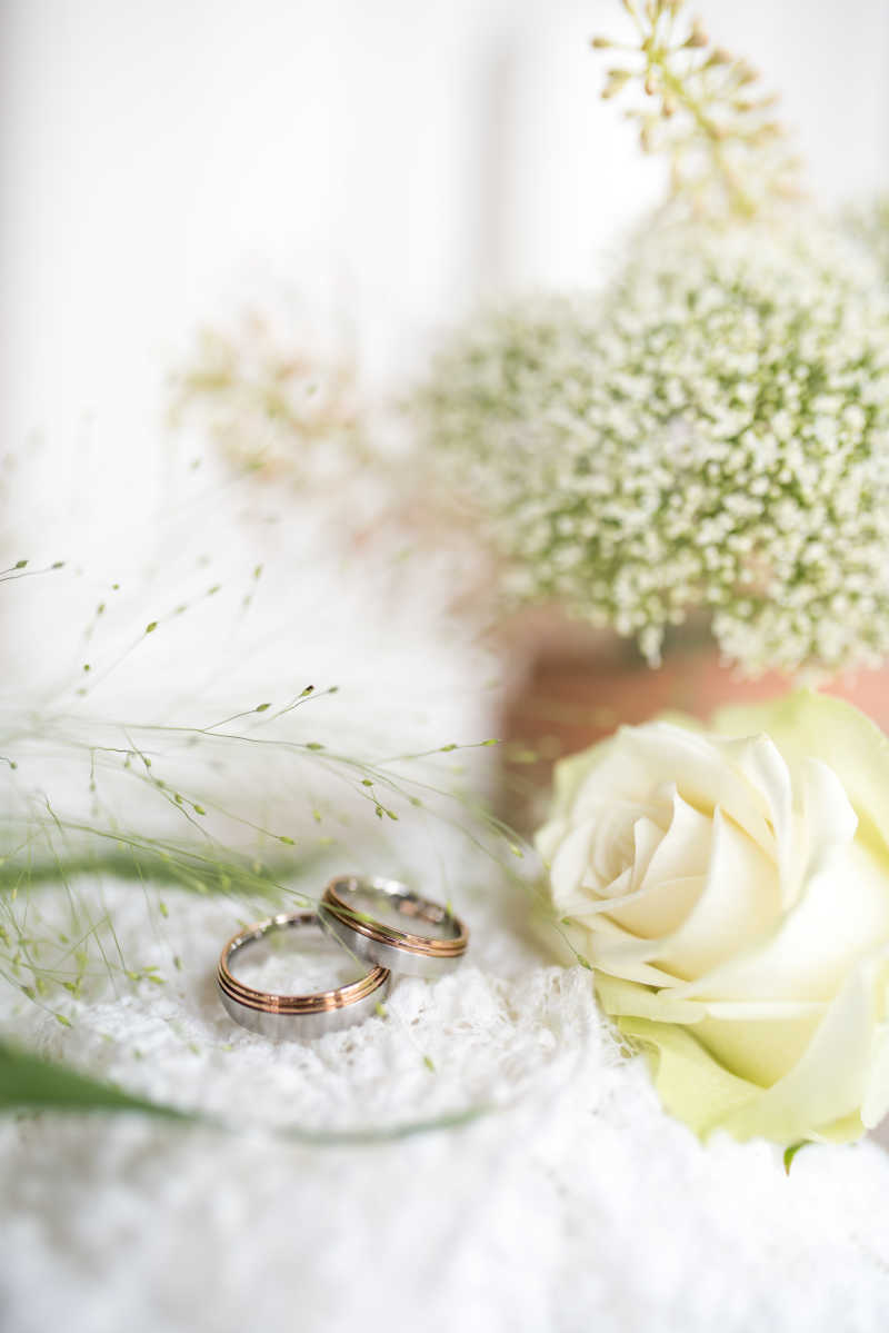 玫瑰花旁的结婚戒指