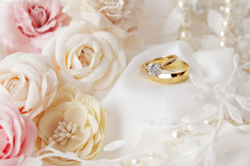 钻石结婚戒指和玫瑰花特写
