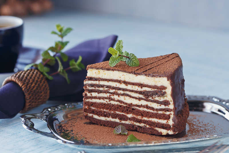 切片在银盘子的可口巧克力蛋糕