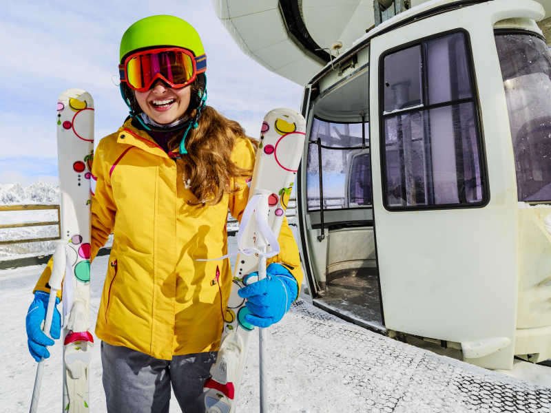 年轻的女孩穿戴滑雪装备特写