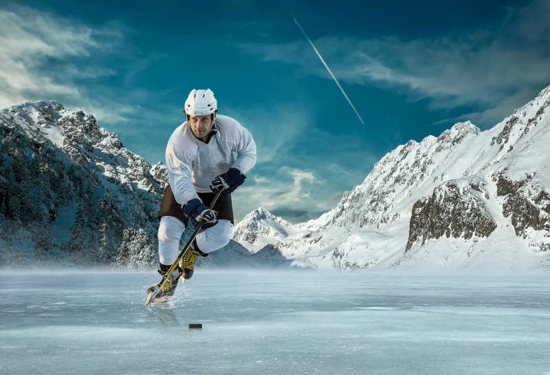 冰面上曲棍球比赛运动员
