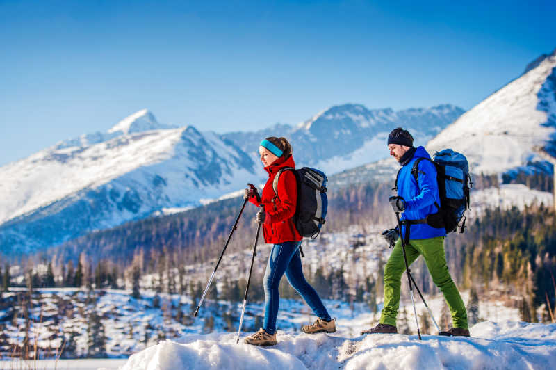 雪地里徒步旅行的年轻夫妇
