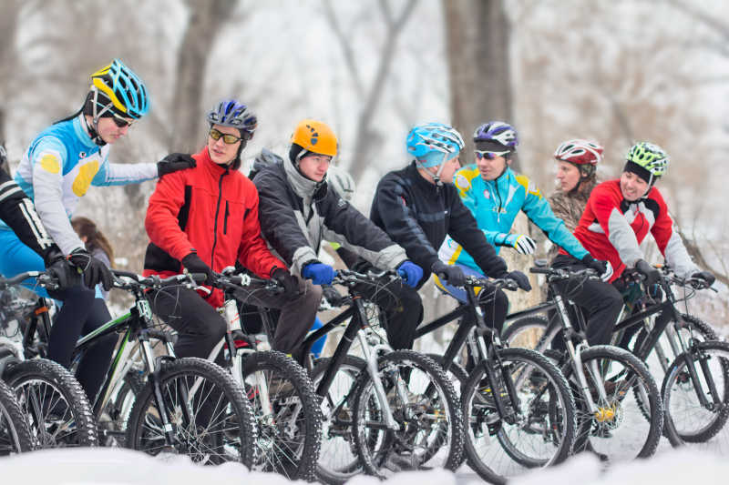 冬季下雪天开始骑自行车的人