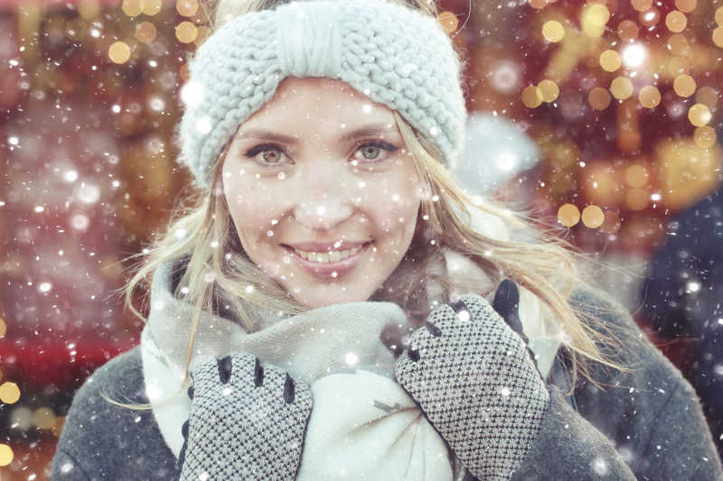 冬季下雪天的女性脸部特写