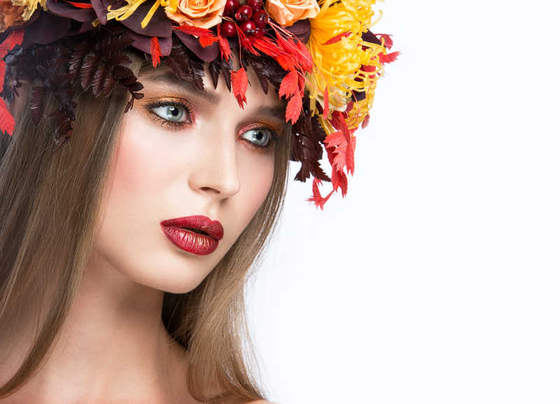 带有时尚妆容夸张秋叶花朵头饰的性感模特