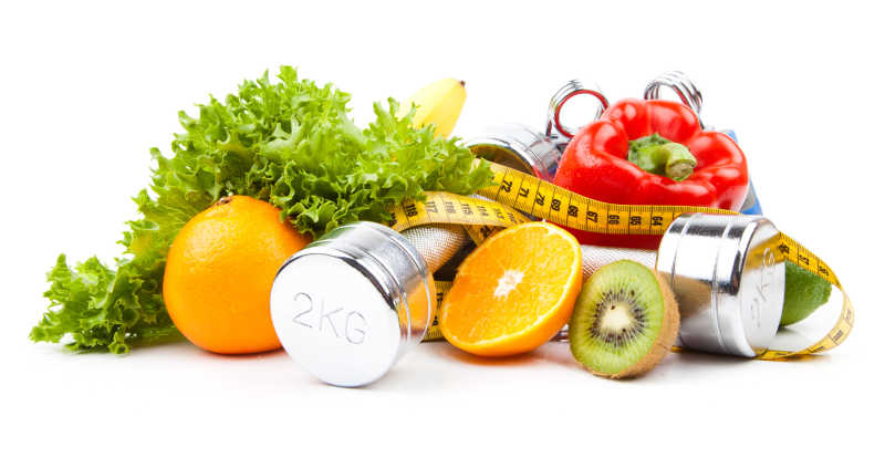 健身器材和新鲜蔬菜水果
