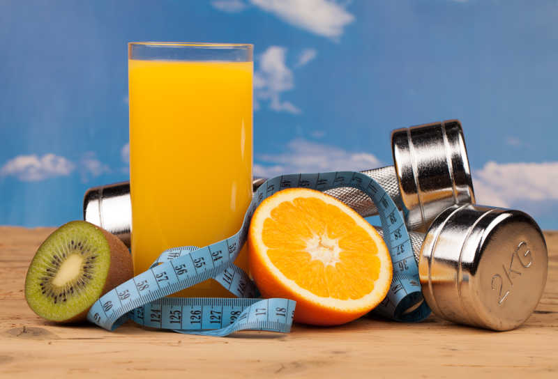 健身器材哑铃和橙汁