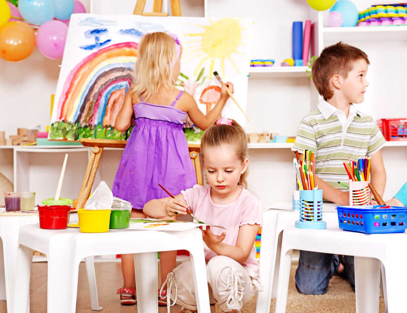 幼儿园学龄前的儿童在教室绘画