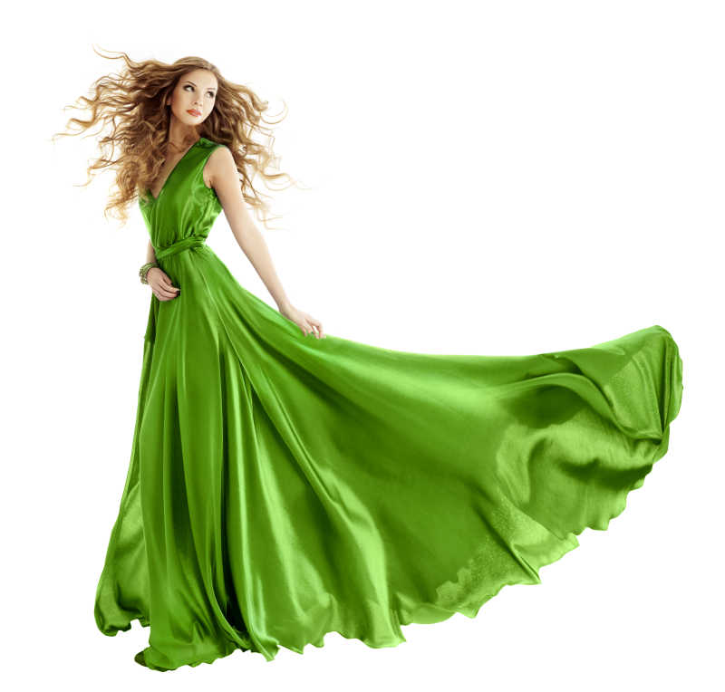 白色背景上穿着绿色的丝绸晚礼服的年轻模特