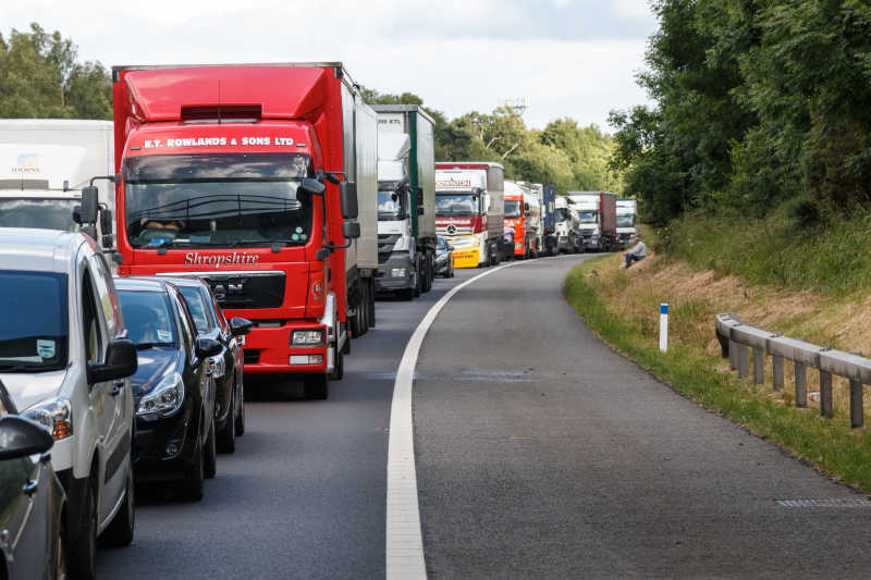 英国高速公路堵车静止的塞车车辆
