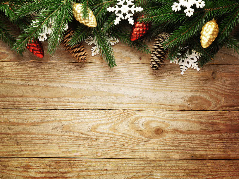 木地板上的圣诞树和装饰品