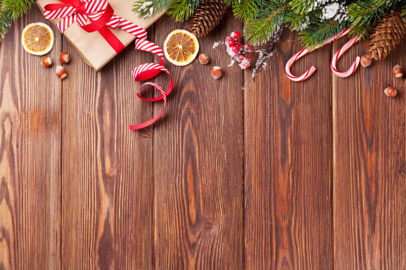 木制背景上的圣诞礼品盒和冷杉树装饰品