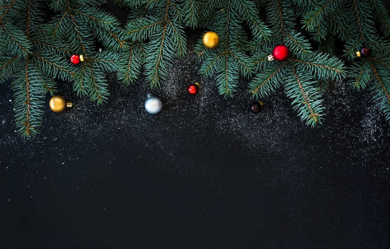圣诞节五颜六色的塑料球和冷杉树树枝