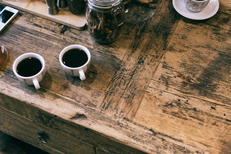 木桌上的两杯咖啡特写
