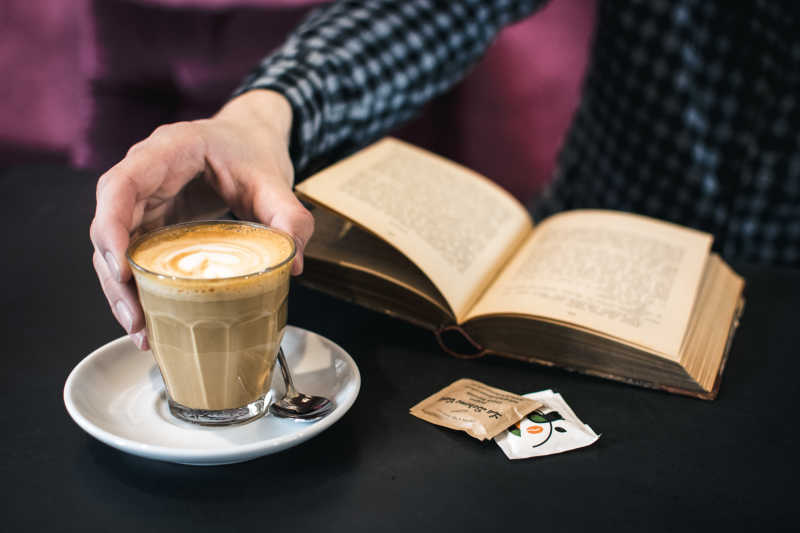 边看书边喝咖啡特写