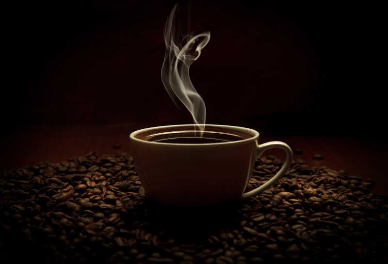 热咖啡和咖啡豆
