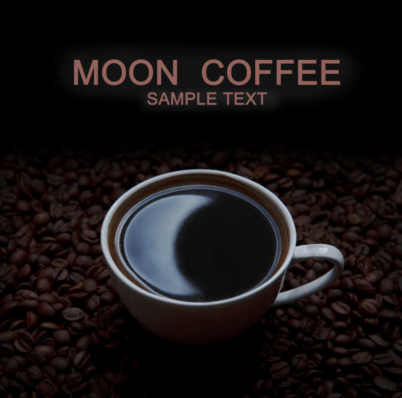 带有月亮倒影的咖啡和咖啡豆