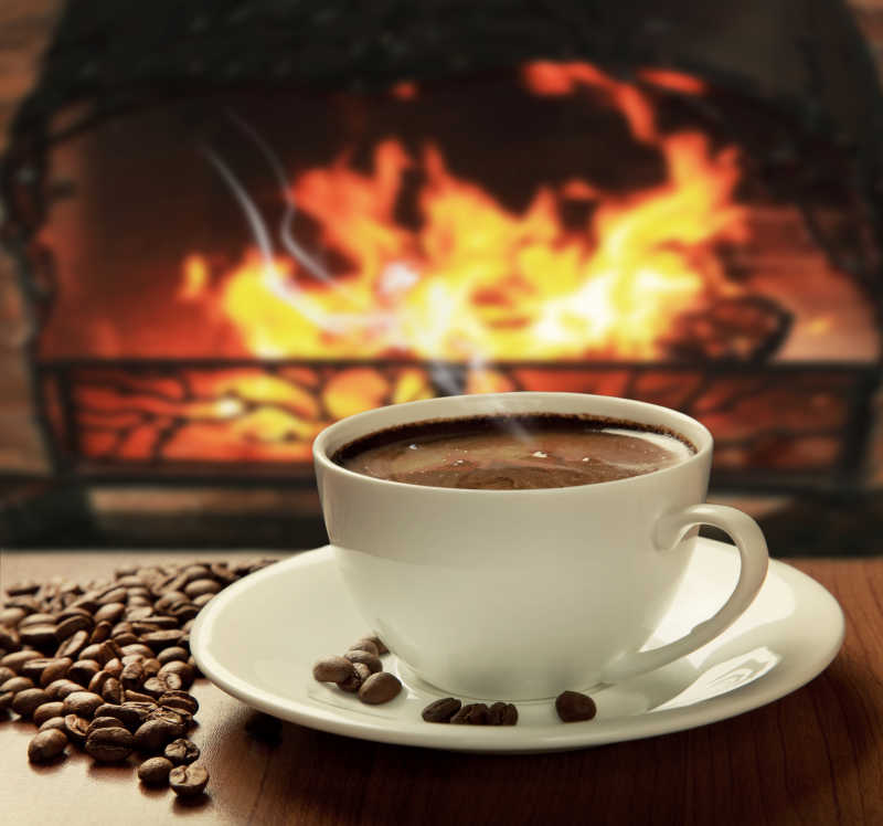 壁炉旁的热咖啡和咖啡豆特写