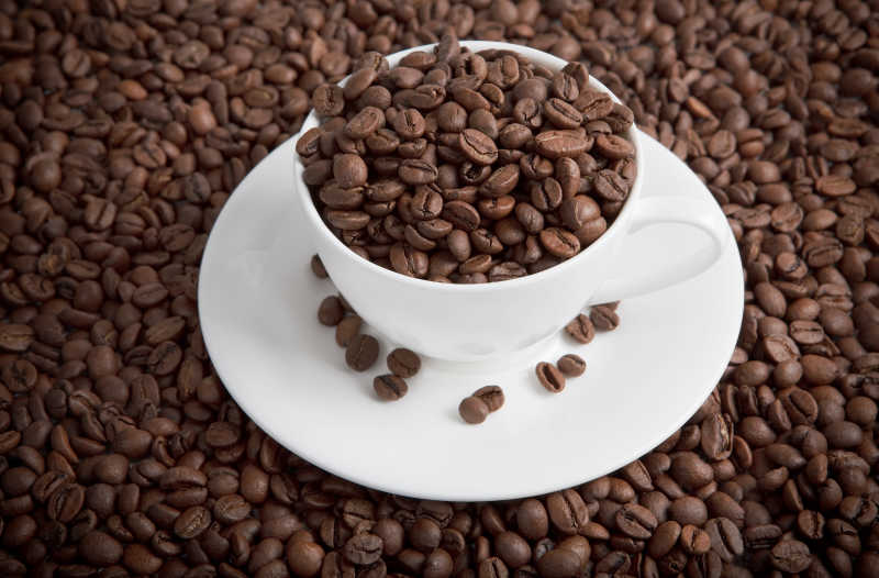 装满咖啡豆的咖啡杯