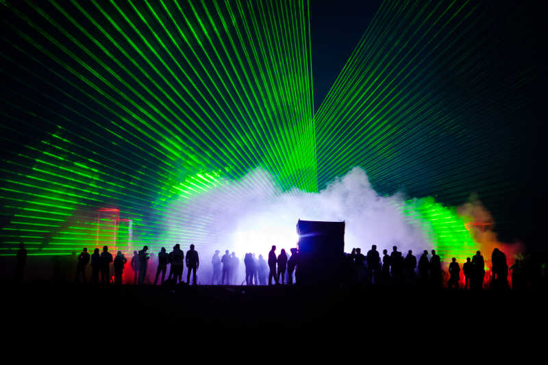 舞台上的烟雾和绿色激光灯束