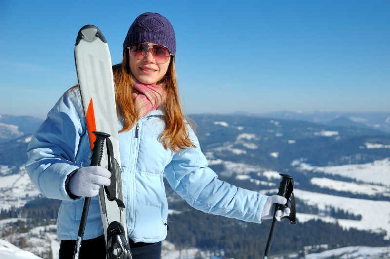雪地上站立的滑雪的女孩
