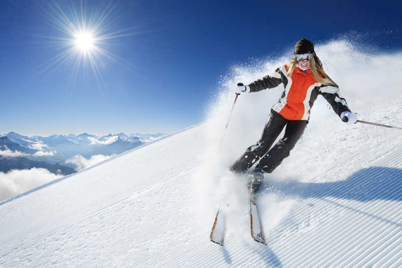雪地上正在滑雪的女孩的瞬间