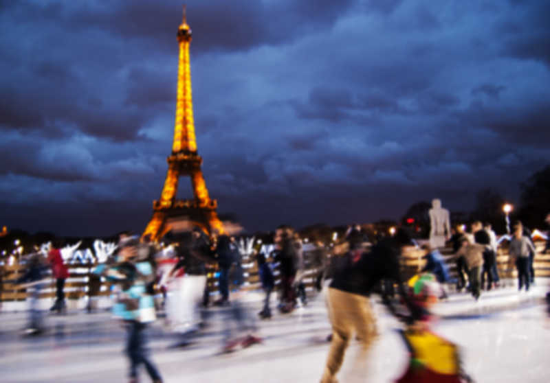 巴黎法国模糊散焦照射埃菲尔铁塔和溜冰的人