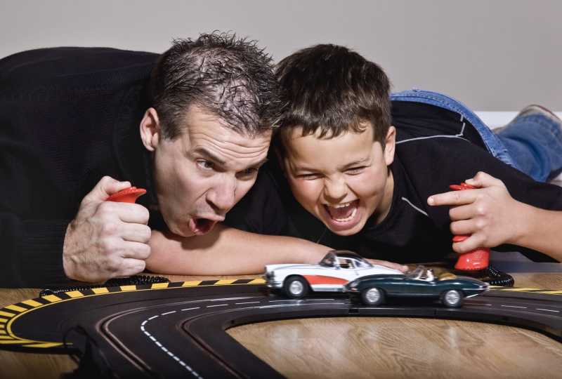 玩赛车激动的父子俩