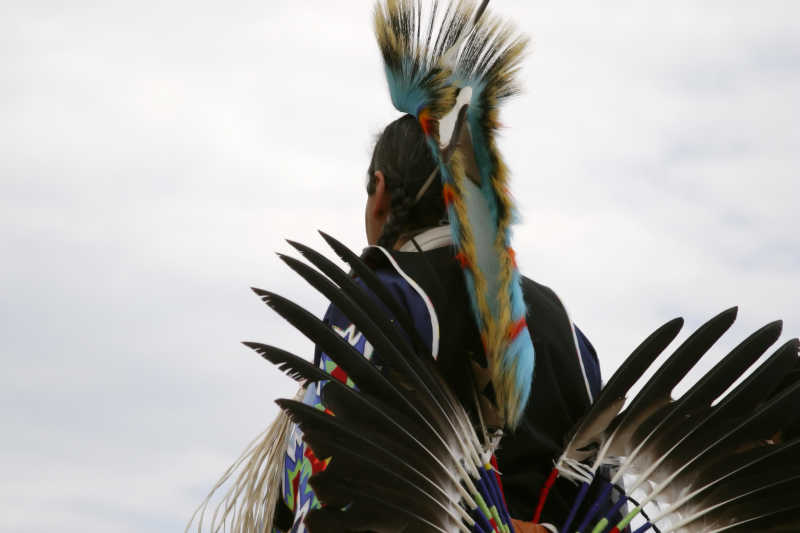 美国原住民舞团的传统舞者