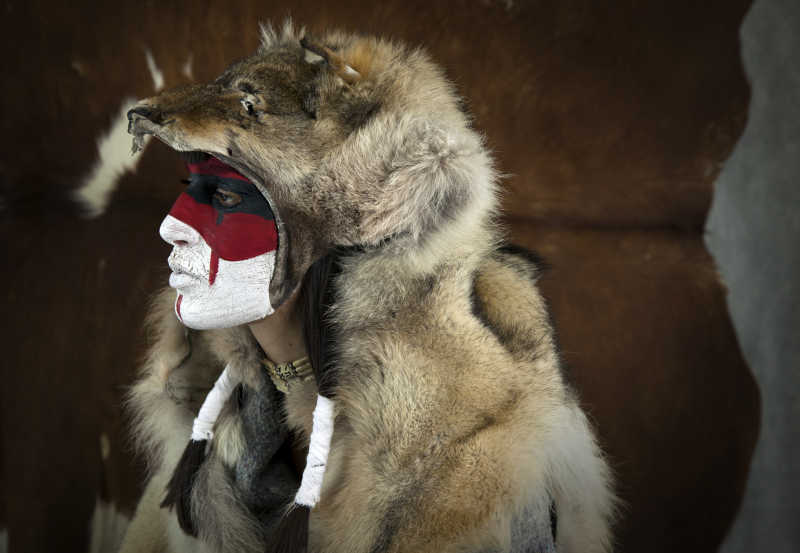 印第安女人战争面具和狼皮