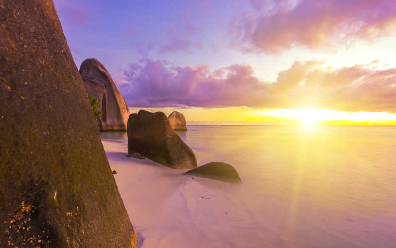 日落下造型优美的花岗岩巨石