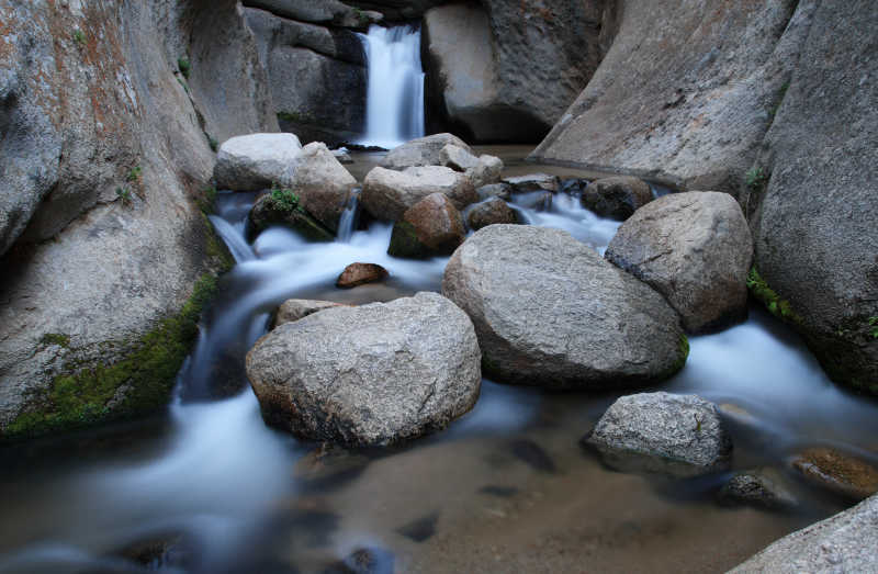 花岗岩峡谷麦基溪如丝般光滑的瀑布
