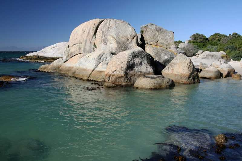 南非海岸的花岗岩圆石和绿松石海水