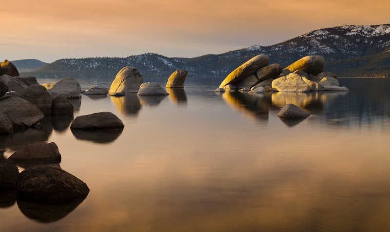 太浩湖的日落下的花岗岩巨石