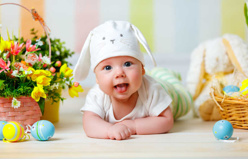 戴着兔耳朵帽子的可爱的小宝宝