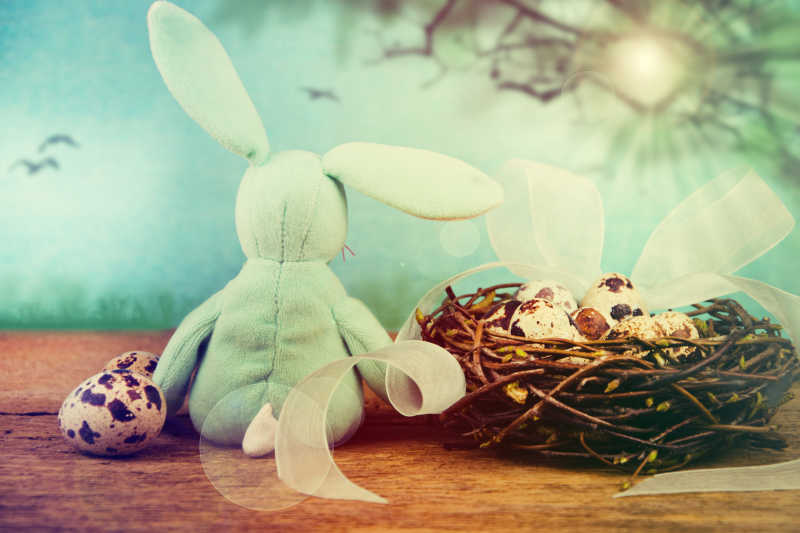 木桌上的鹌鹑蛋和兔子玩偶