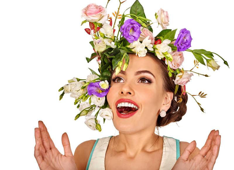 复活节时头上戴着鲜花的女人特写