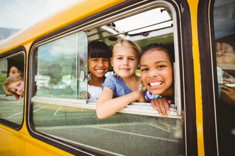 小学校车里可爱的小学生对着摄像机微笑