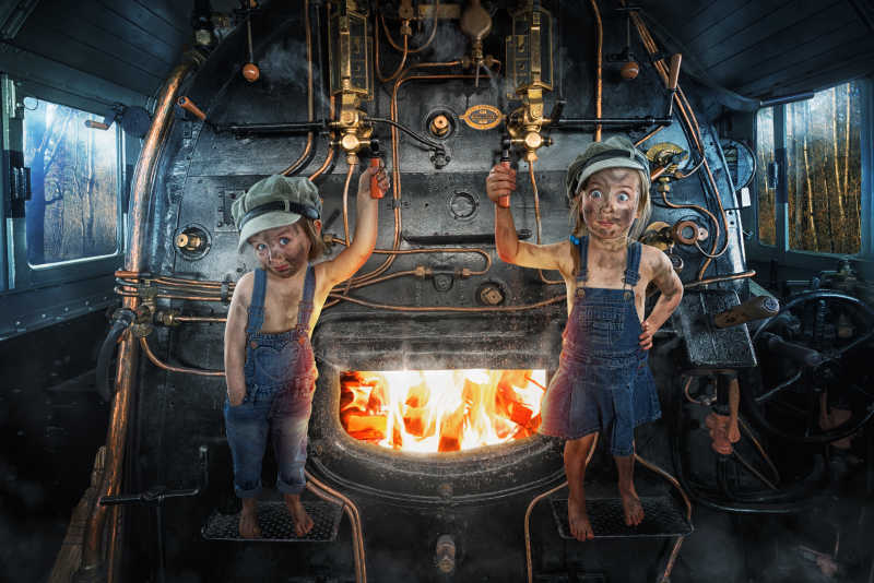 两个搞怪的小女孩开火车创意特写