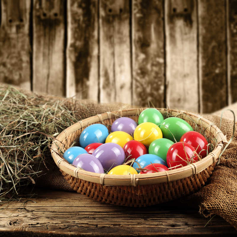 竹篮里的颜色各异的复活节彩蛋