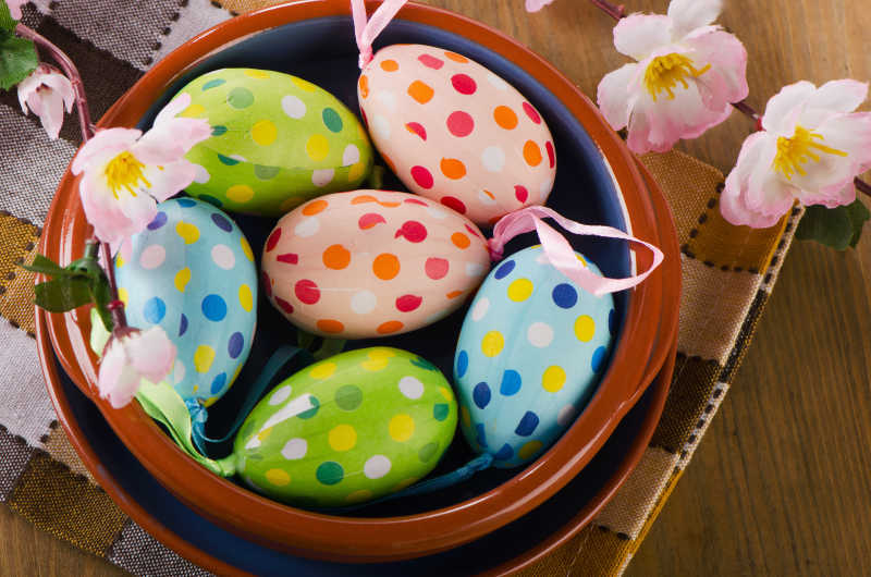 砂锅里的漂亮的复活节彩蛋