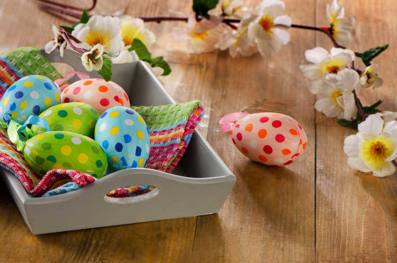 手提框里的复活节彩蛋和花朵